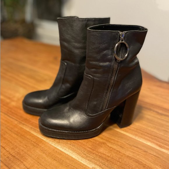 Heeled 100% Leather Boots, Side Zipper with Hoop Detail, Black, Size 8 - Picture 6 of 8